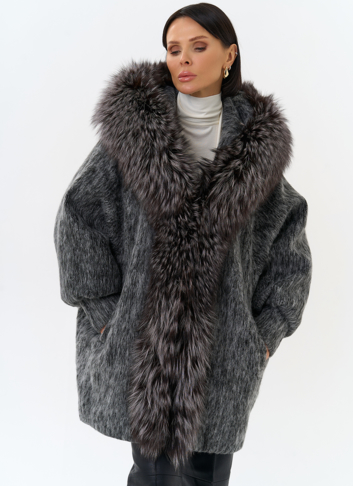 Женский удлиненный пуховик с отделкой из меха чернобурки