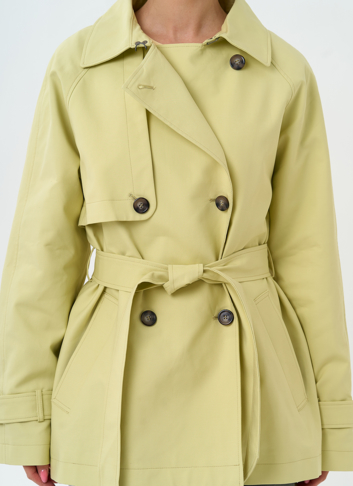 Женский укороченный плащ с поясом