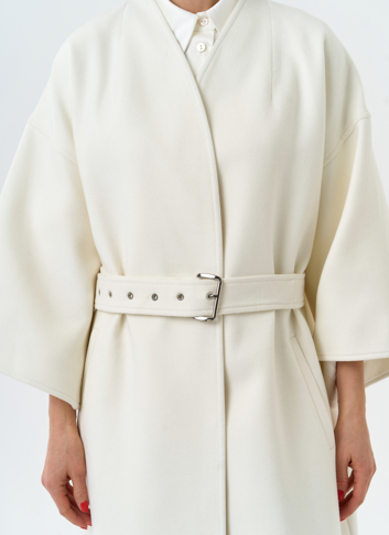Женское пальто белого цвета