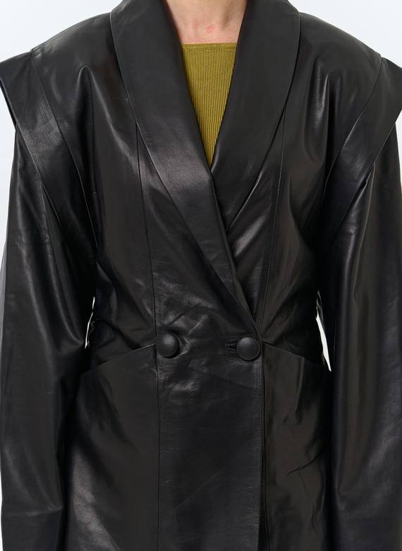 Женская куртка из натуральной кожи с акцентными плечами