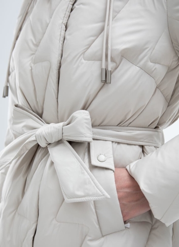 Женский светлый пуховик с поясом