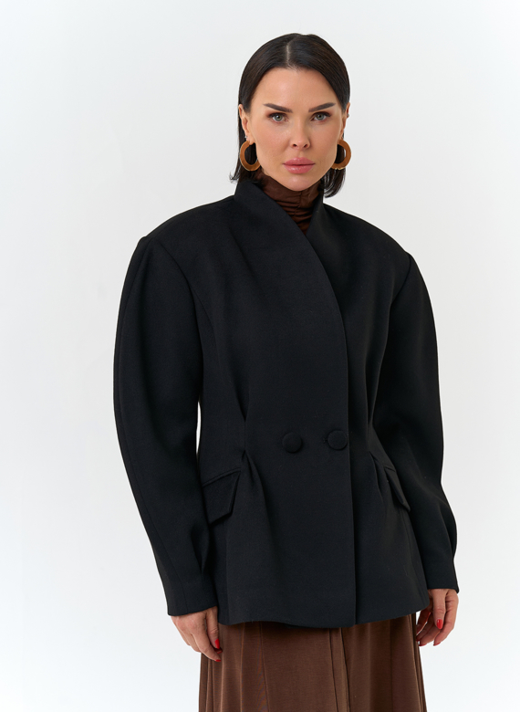 Женское укороченное пальто с акцентными рукавами