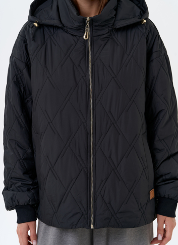 Женская куртка с капюшоном в черном цвете