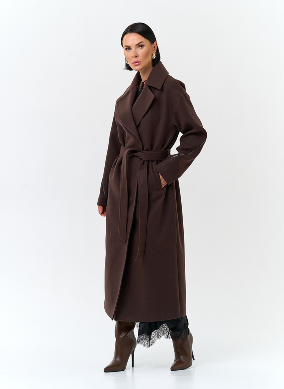 Женское пальто с английским воротником