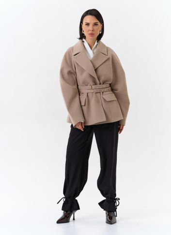 Женское укороченное пальто с двойным поясом