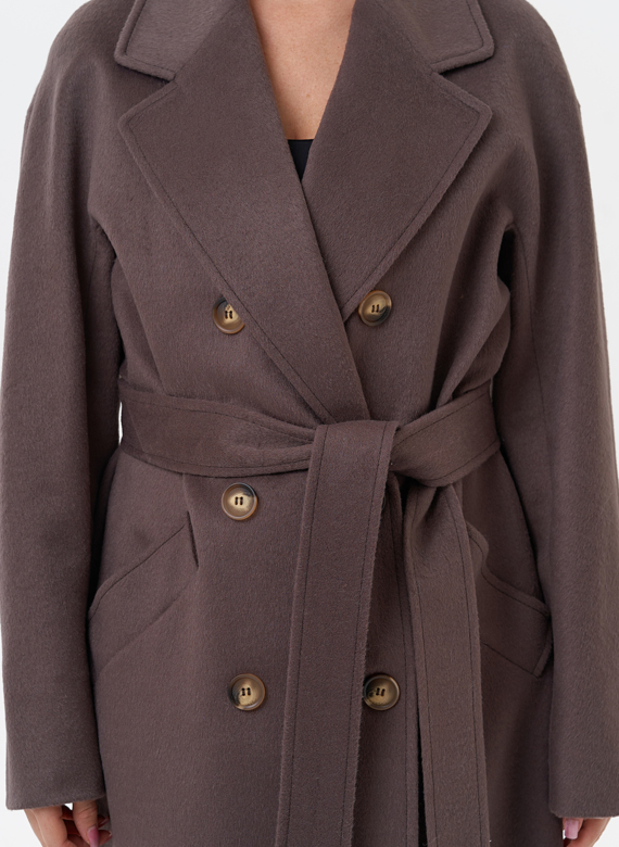 Длинное двубортное пальто с английским воротником