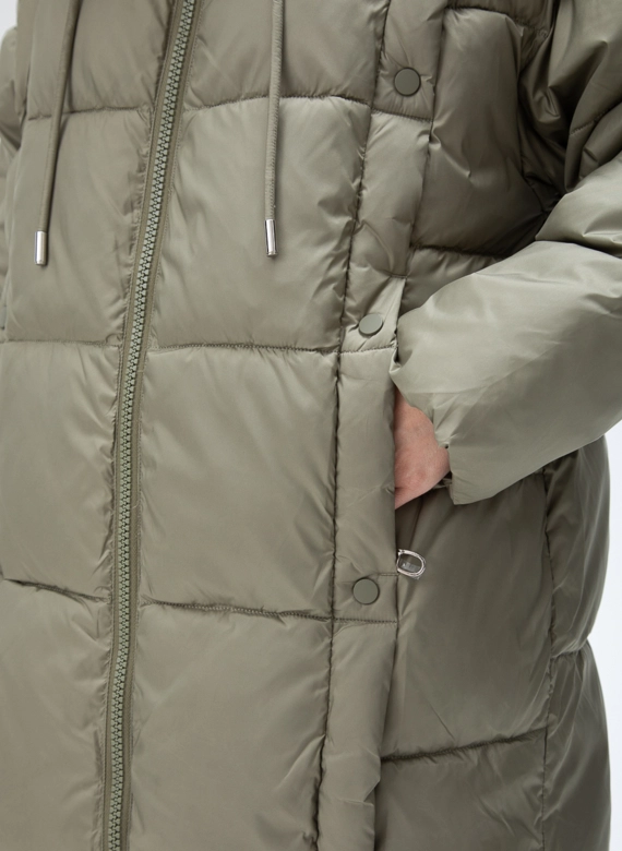 Женский пуховик с капюшоном  фото