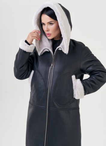 Двухсторонняя женская дубленка с капюшоном