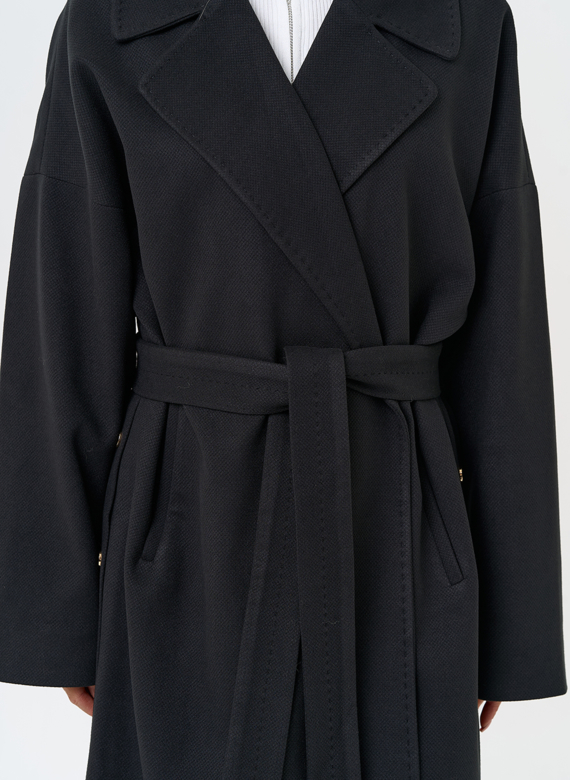 Женское пальто черного цвета с функциональными кнопками