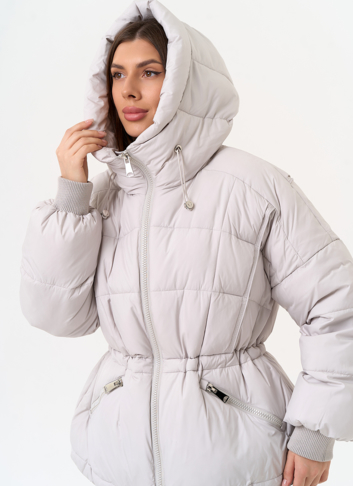Светлый женский пуховик с капюшоном