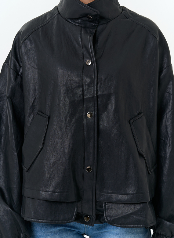 Женская объемная куртка из эко кожи