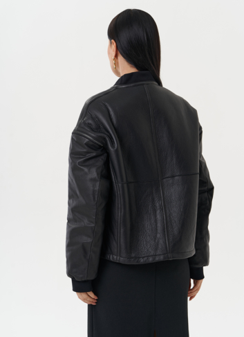 Кожаная дубленка с акцентными молниями