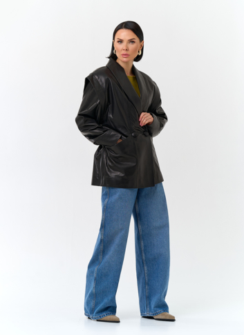 Женская куртка из натуральной кожи с акцентными плечами