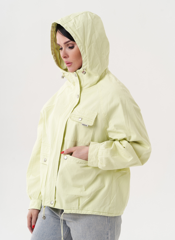 Светлая ветровка с капюшоном