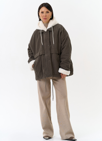 Женская утепленная куртка с отделкой из эко меха