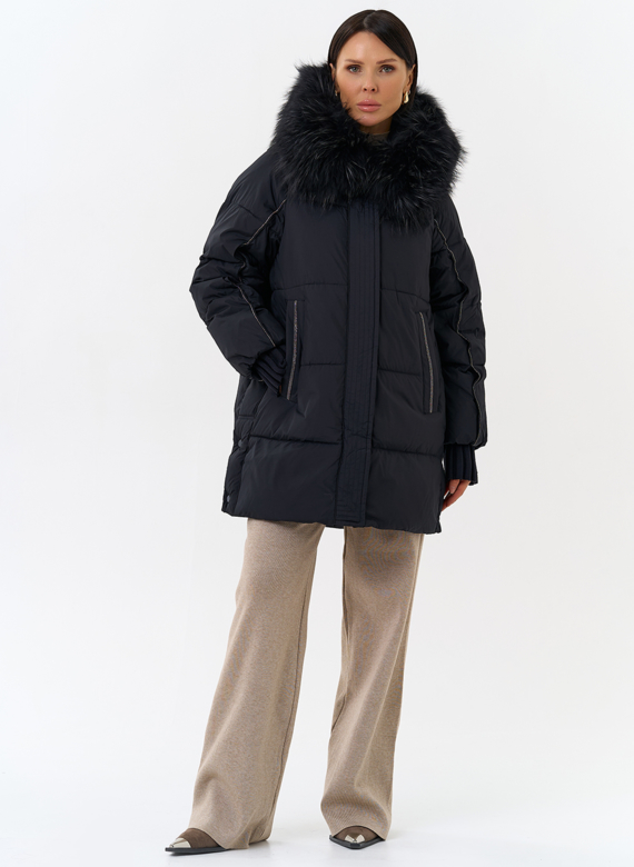 Женский пуховик с капюшоном из меха енота