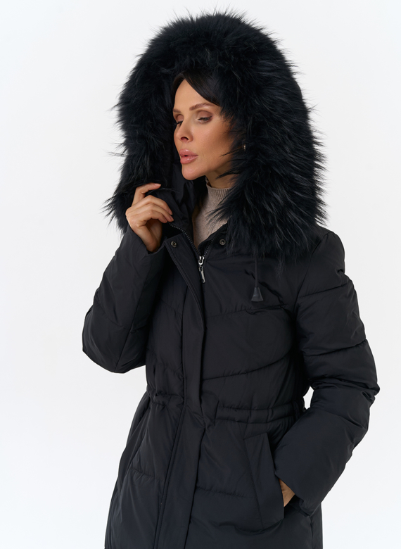 Женский пуховик с капюшоном из меха чернобурки