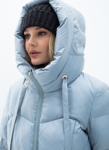 Женский пуховик голубого цвета