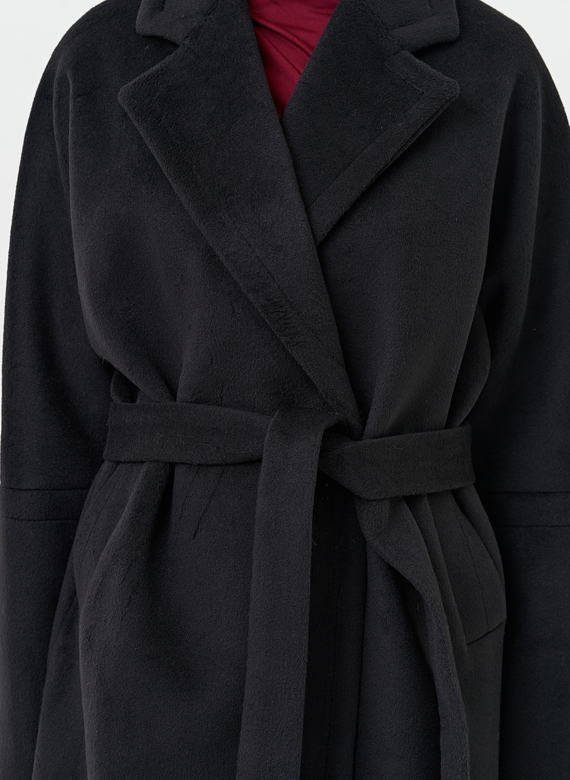 Женское пальто черного цвета