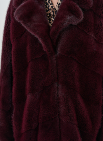 Шуба из меха норки бордового цвета