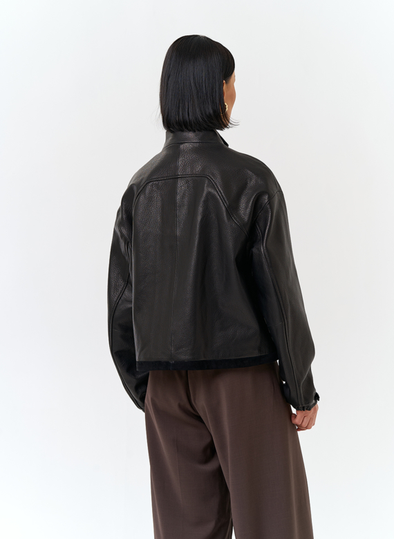 Женская короткая куртка из натуральной кожи