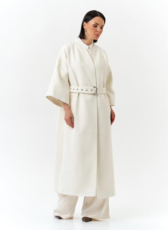 Женское пальто белого цвета
