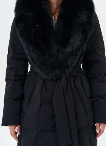 Женский пуховик с воротником из меха песца в черном цвете
