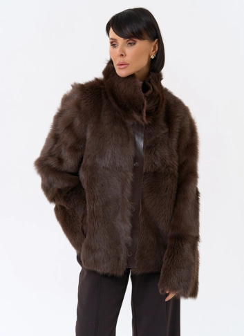 Женская короткая дубленка с воротником стойкой фото