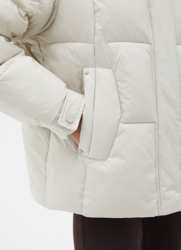 Короткий пуховик с капюшоном из меха песца