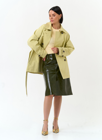 Женский укороченный плащ с поясом