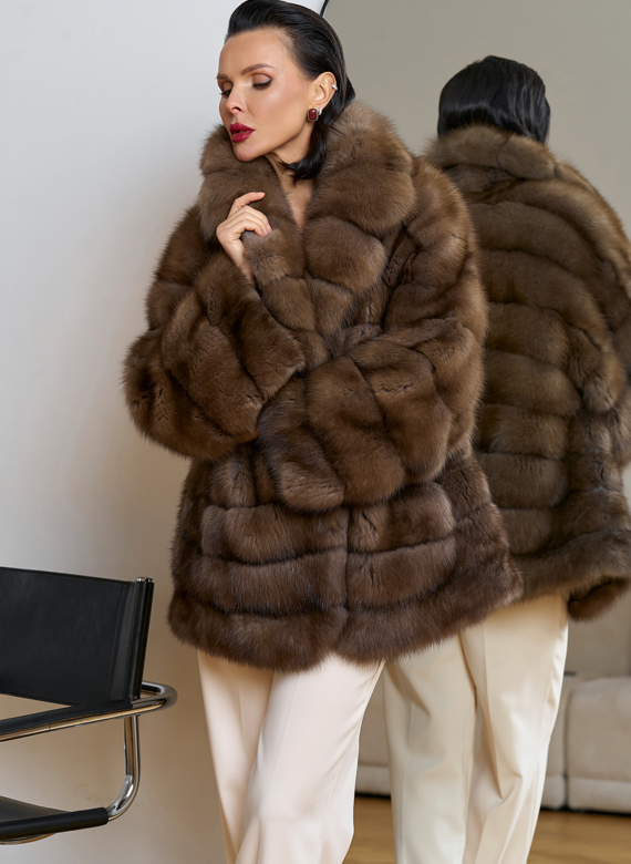 Женская шуба из куницы с английским воротником