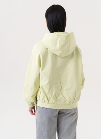 Ветровка зеленого цвета с капюшоном