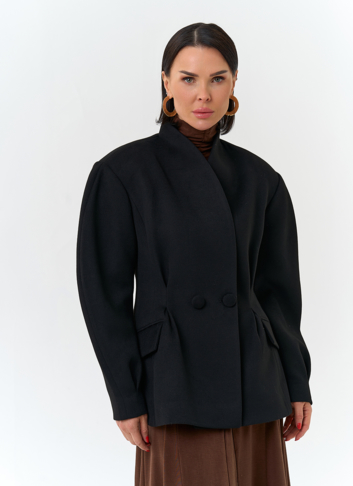 Женское укороченное пальто с акцентными рукавами