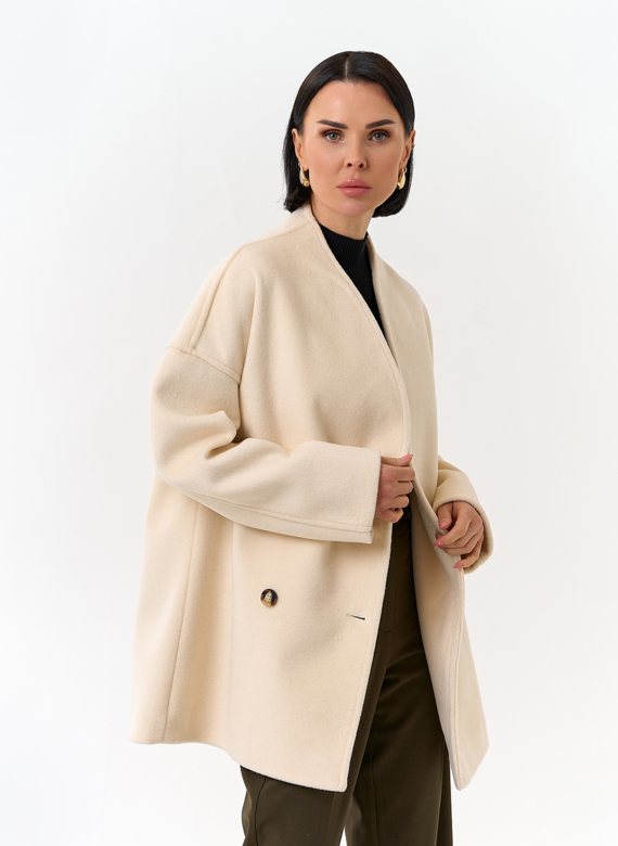 Светлое укороченное пальто с поясом