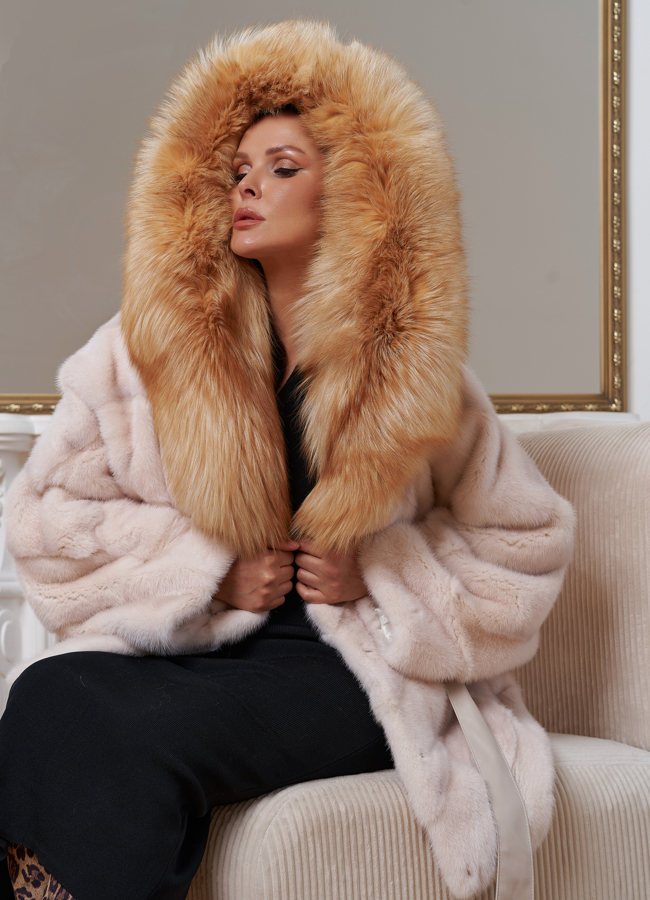 Женская норковая шуба с капюшоном из меха лисы модель № 29392 в кредит