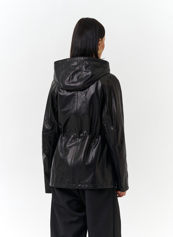 Женская куртка из натуральной кожи  с капюшоном