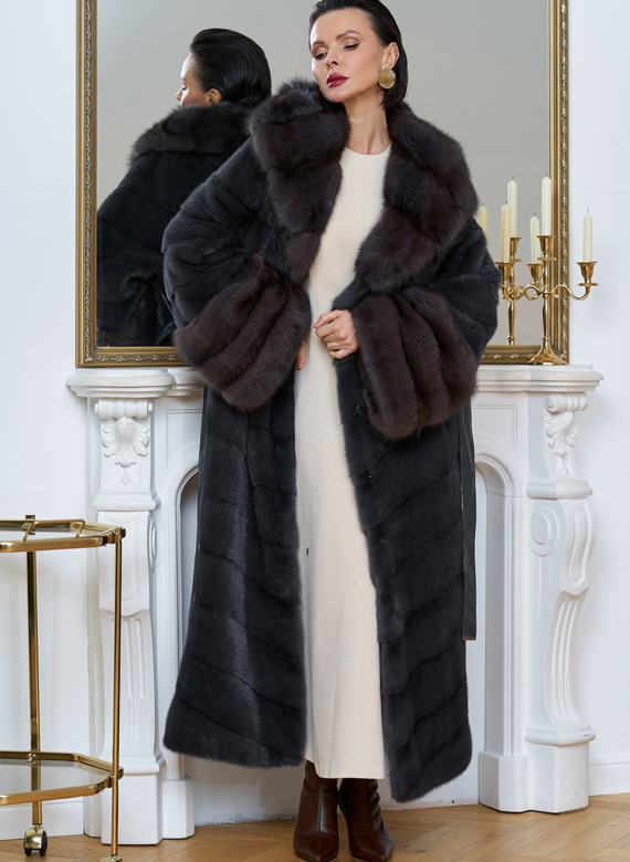 Длинная шуба из меха норки с отделкой из меха куницы
