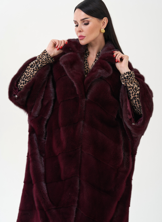 Шуба из меха норки бордового цвета