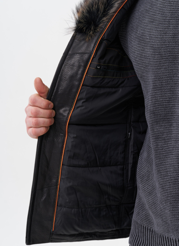 Пуховик из натуральной кожи с капюшоном из меха енота