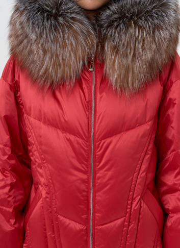 Женский пуховик с отделкой из меха блюфрост