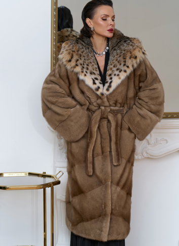 Женская шуба из меха норки с капюшоном из меха рыси