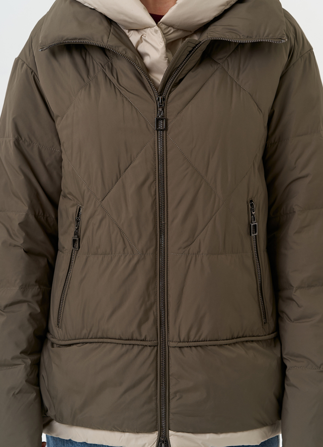 Женская куртка с контрастным капюшоном модель № 32509 универмаг малина