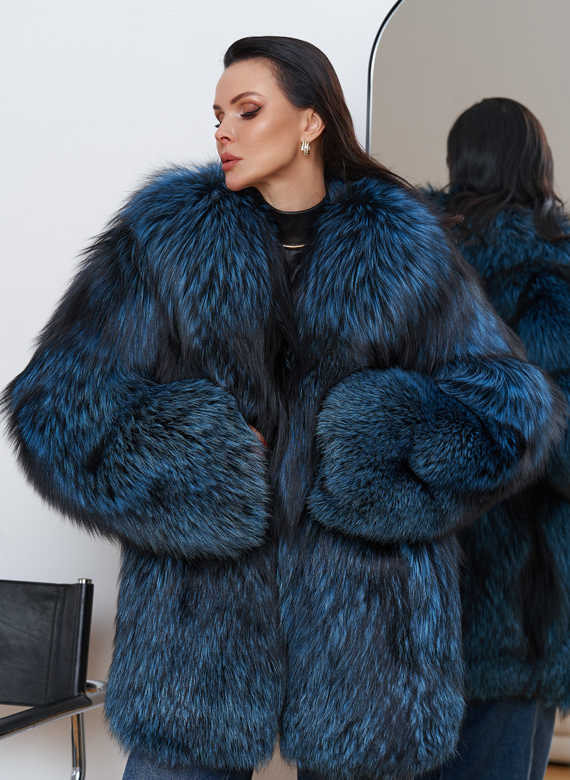 Шуба из меха чернобурки голубого цвета